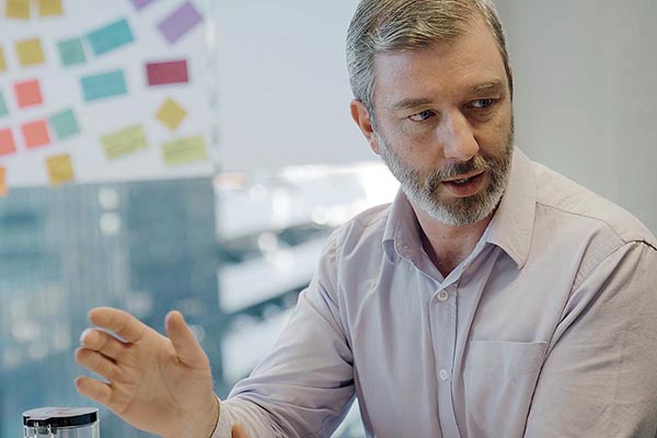 Roles of governance and testing in project success